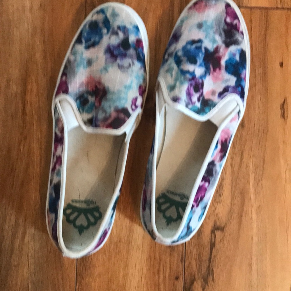 ‘FERGIE” floral sneakers 8.5